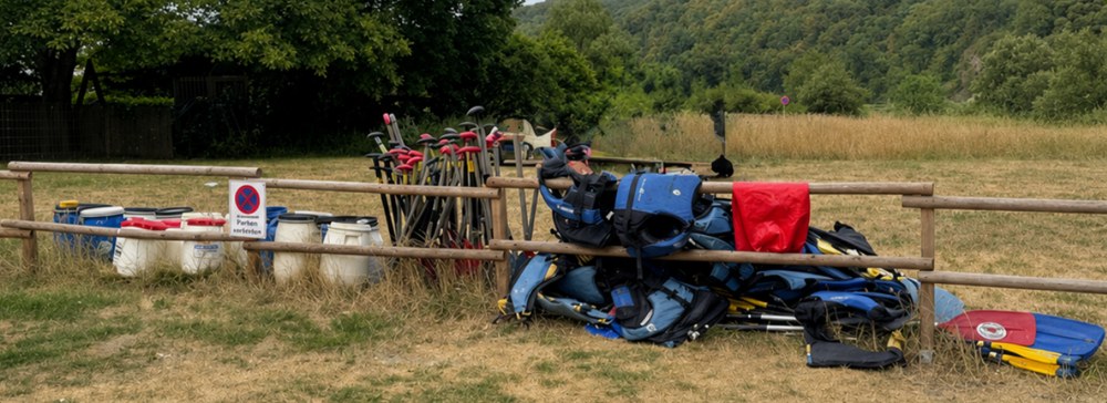 Aumenau – Schwimmwesten, Paddel und offene Tonnen hinter den Zaun legen