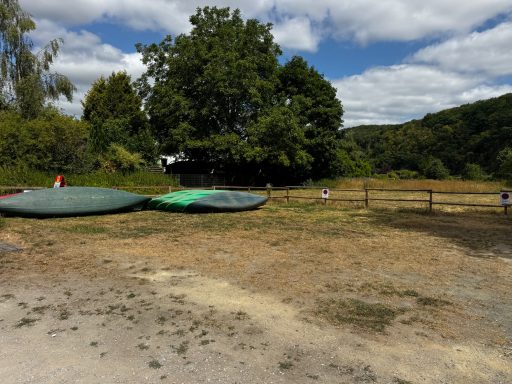 Aumenau Bootsablage Bootsablage Aumenau auf der Wiese vor dem Holzzaun
